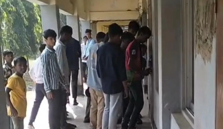 পরীক্ষায় ৭ বিষয়ে ফেল করে দলবল নিয়ে স্কুলে তালা দিলো শিক্ষার্থী